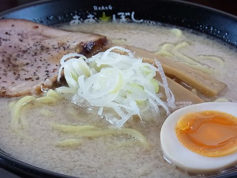 豚特有の臭みがありません。コクがありアッサリした仕上がりのラーメンです！