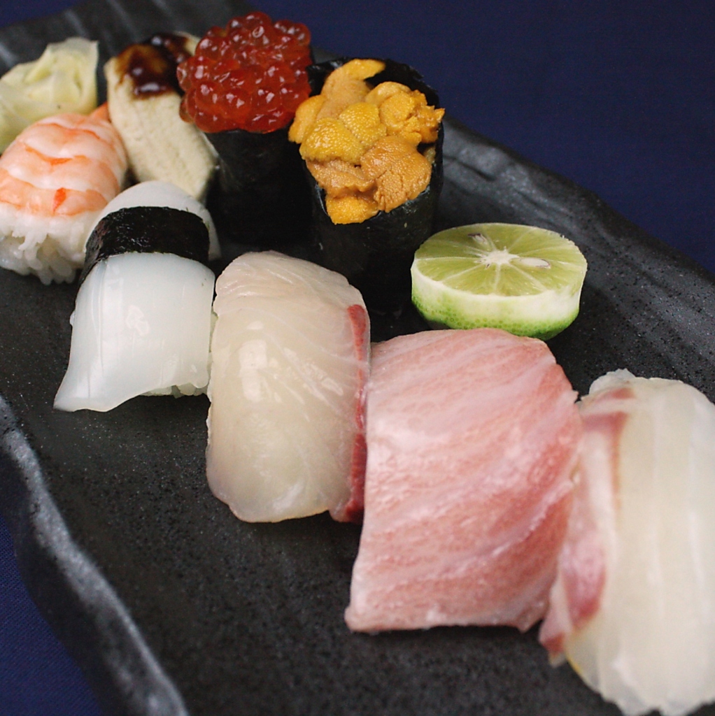 各種コースの〆には寿司職人が握る本格寿司で。