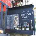 三宮駅から北野坂を上がり徒歩5分にある「TRITON CAFE」。