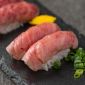 料理メニュー写真 黒毛和牛の炙り寿司　カルビ二貫