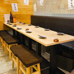 三宮駅徒歩1分、和の趣き溢れる店内は大人の為の落ち着いた雰囲気となっております。2名様~75名様までご利用可能な個室席は三宮駅での接待や女子会、合コンなど各種宴会に最適なプライベート個室空間♪※お写真は系列店になります。