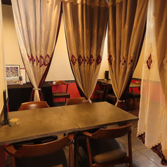 上品で落ち着いた印象の店内は、テーブル席をメインにご用意。ゆったりとお食事やお酒をご満喫いただけます◎