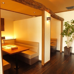 ゆっくりお話しをしながらお食事ができる半個室。オシャレで落ち着いた雰囲気の店内。半個室のソファー席もご用意しております。