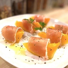 【おすすめ】生ハムで赤肉メロンとクリームチーズを巻いたオシャレ王道おつまみ