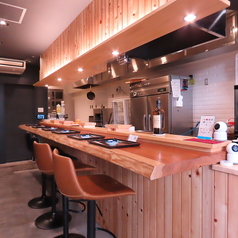 カウンター4席をご用意しています。お一人様のごはん利用やサク飲みはもちろんデートにもぴったりな落ち着いた雰囲気で、料理を楽しみながら会話を楽しむことができます。