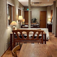 ゆったりとした時間が流れるテーブル席は、リラックスした雰囲気が魅力的。温かみのあるデザインと柔らかな照明が優しい雰囲気を演出し、特別なひとときを彩ります。