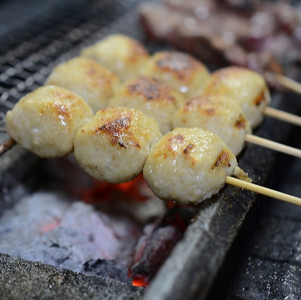 一本一本丁寧に炭火でじっくり焼き上げるつくねは、外はカリッと中はジューシーな食感が愉しめます◎