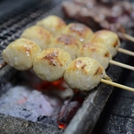 一本一本丁寧に炭火でじっくり焼き上げるつくねは、外はカリッと中はジューシーな食感が愉しめます◎