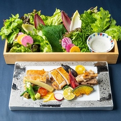 熊本産うまかハーブ鶏・愛知県産木曾美水鶏 もも肉・むね肉とせせりの盛合せ 約二人前