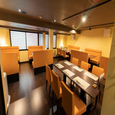 50~56名様のご利用で貸切も承っております。広々とした店内で宴会をお楽しみいただけます。お気軽にご相談くださいませ。