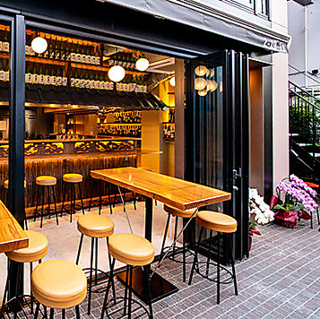 天気がいい日はテラス席が気持ちいい♪お一人様もふらりとお気軽にお立ち寄りいただける肉バルです。