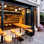 天気がいい日はテラス席が気持ちいい♪お一人様もふらりとお気軽にお立ち寄りいただける肉バルです。