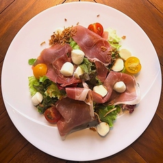 スペイン産生ハムとパールモッツァレラチーズのサラダ