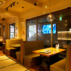 広々としたBOX席は女子会に最適。落ち着いた照明の下、本格韓国料理を囲んで会話も弾みます。