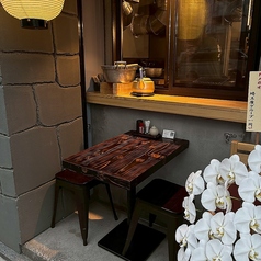 心地よい季節には、風を感じながらゆったりとお酒を楽しめる開放的なテラス席。大切な方との語らいにぴったりな、程よい距離感の2名掛けテーブルを設けております。お散歩途中のひと休みにも立ち寄りやすく、リードをつなげる場所もご用意しています。愛犬と一緒に気軽な一杯をどうぞ。