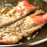 まずお肉に三田の地醤油をかけ弱火で軽く火を通します。