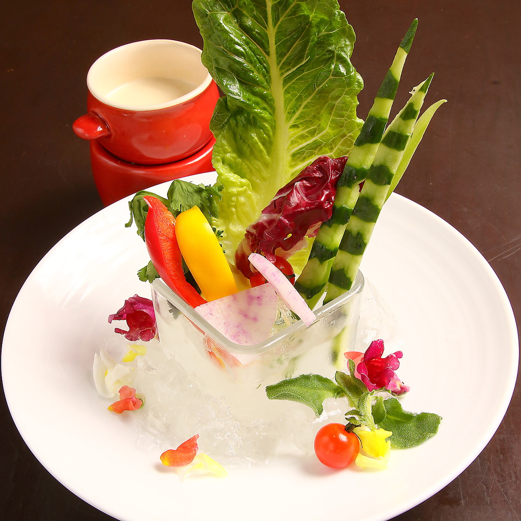 女性に大人気♪新鮮な農園野菜の特製バーニャカウダ！899円（税抜）