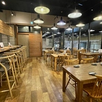 店内は広々としたワンフロアで、最大50名様まで宴会が可能です！テラスもご使用いただけます！