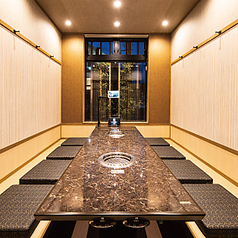 30名様以上の団体様に対応可能な個室もご用意しております。大人数での会社宴会や大規模な打ち上げなどに最適です。大人数でのご利用は、事前のご予約をおすすめいたします。