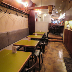 広々と使える4名様用のテーブル席を2卓完備しております。女子会やグループでのご夕食に最適なサイズ感で、美味しい料理を囲みながら会話が弾みます。洗練されたインテリアが、日常を少しだけ贅沢な気分に変えてくれるはず。平和通駅からのアクセスも良く、お集まりの際にも大変便利なロケーションです。