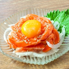 サーモンユッケ