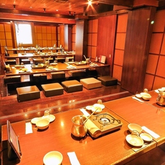 広々掘りごたつ席で寛げる。少人数様～団体様までご予約承っております。気軽なお食事にはこちらのお席が人気。北海道の美食でついついお酒も進む。幹事様も嬉しい特典をご用意。宴会コースには嬉しい飲み放題付きや食べ飲み放題コースもご用意！【目黒でお食事処、宴会を実施するお店をお探しなら北海道へ】