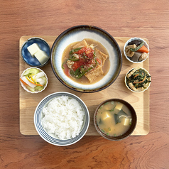 植物性食品のみを使用した 厚揚げと野菜のあんかけ定食