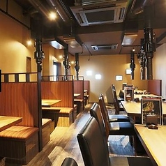 女性用トイレのベビーベットやテーブル固定式の子ども椅子も備えており、ご家族でのご利用も大歓迎です。壁側ソファシートのテーブル席で、厳選黒毛和牛をリーズナブルに、かつ気取らずに満喫していただけます。親しみやすさと高級感を兼ね備えた空間で、幅広い年代のお客様に心地よく上質なお食事をお楽しみいただけます。
