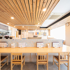 カウンター席は6席をご用意しております。1席ずつ間隔もあり、お一人様でもゆっくりお食事を楽しめる空間です。リラックスしながら自分だけの時間を満喫してください♪居心地の良い雰囲気の中で、美味しいお料理をお楽しみください！