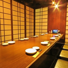 【16名様向け】テーブル席の半個室です。人目の気にならない個室席あり。掘りごたつのお席は足元もゆったりとしてごゆっくりとお寛ぎいただけます。お得な飲み放題付きの宴会コースもご用意致しております。8名様以上のご利用で横断幕をご用意させて頂きます。【目黒でお食事処、宴会を実施するお店をお探しなら北海道へ】