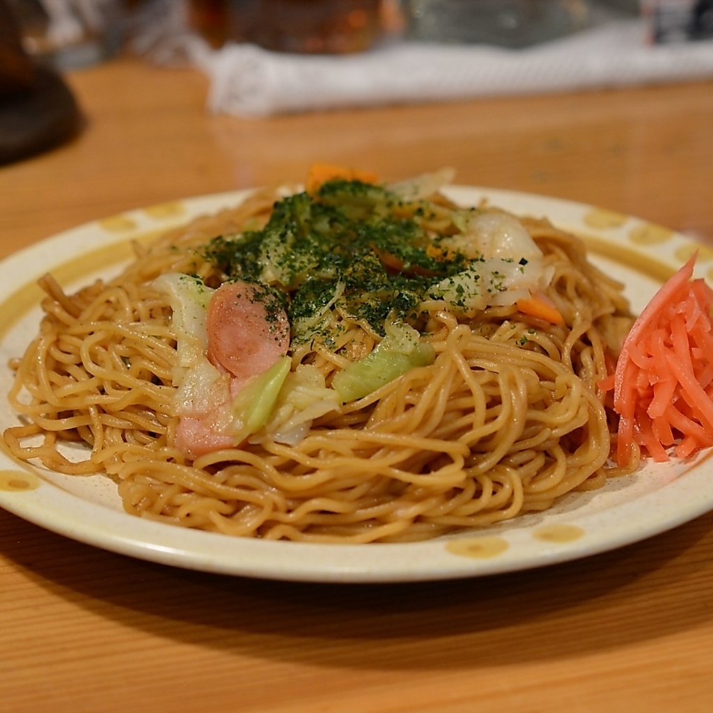 焼きそばや枝豆など定番おつまみも充実。お酒の合間や最後の〆まで、多彩な料理を心ゆくまでどうぞ！
