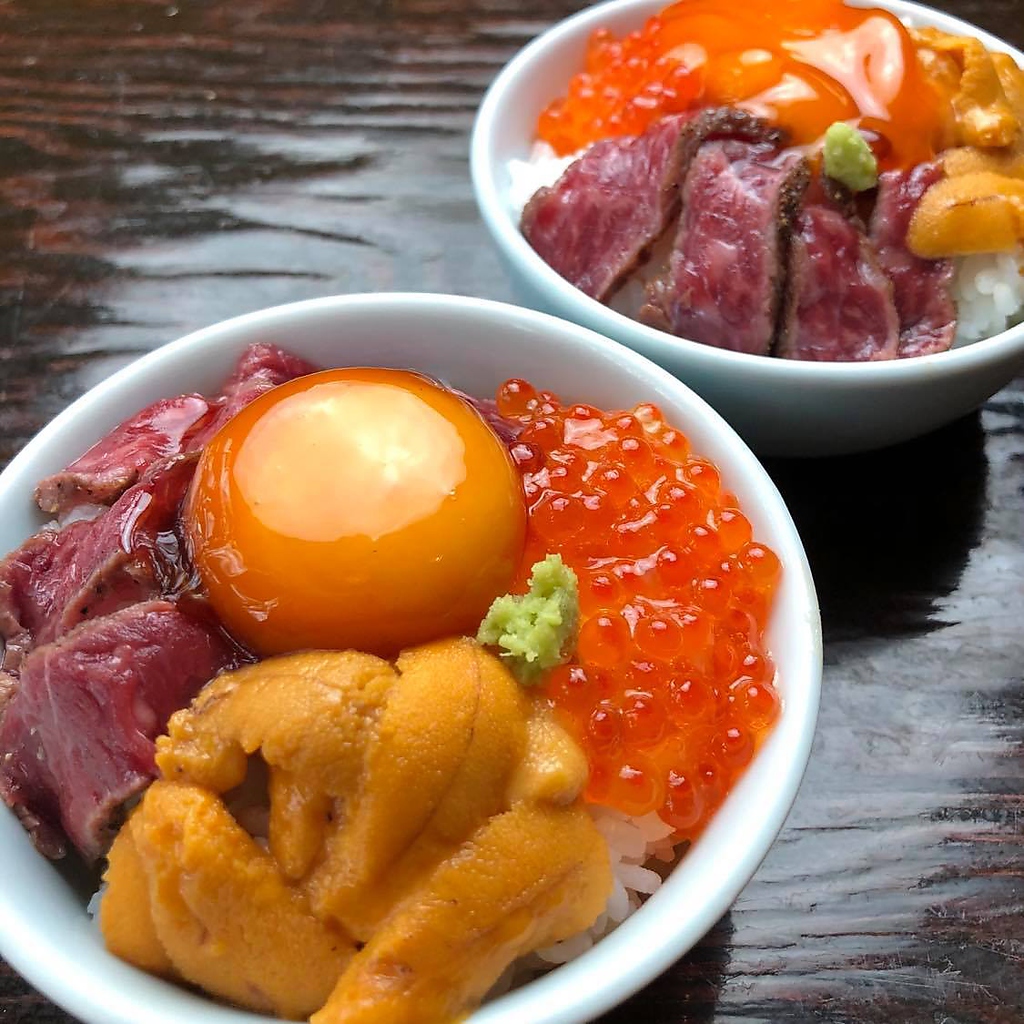絶品！ウニ、イクラ、和牛イチボ肉の豪華玉子かけご飯