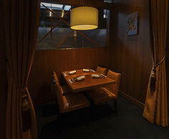 2～4名様用のカジュアル個室もご用意。入口はカーテンで閉められプライベート感を守れます。