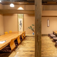 【フロア貸切・100名様まで】仕切りを外して一体感のあるご宴会が可能◎地下フロア全体を利用すると、100名様規模のお集まりにも対応可能。流川最大級の大型宴会会場です。和の情緒漂う店内は、落ち着いた大人のための空間。フロア貸切は60名様から対応可能ですので、お気軽にご相談ください。