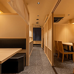 【半個室席】上品で安らかな木目調の半個室は、美味を味わう高揚感と親密な空間を演出。会食やデートなど、大切な方と素敵なひとときを。