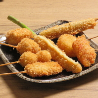 男女共に大人気！揚げたての串カツがおすすめです！