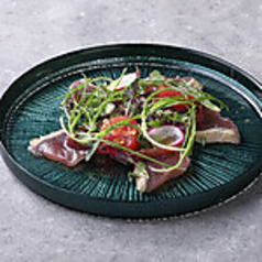 炙り鮮魚のカルパッチョ 旬野菜とハリッサソース