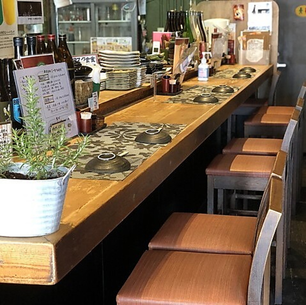 茶色と緑が基調の店内は、しっとり落ち着いた雰囲気。デートや少人数の飲み会に最適な上質空間です。