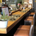 茶色と緑が基調の店内は、しっとり落ち着いた雰囲気。デートや少人数の飲み会に最適な上質空間です。