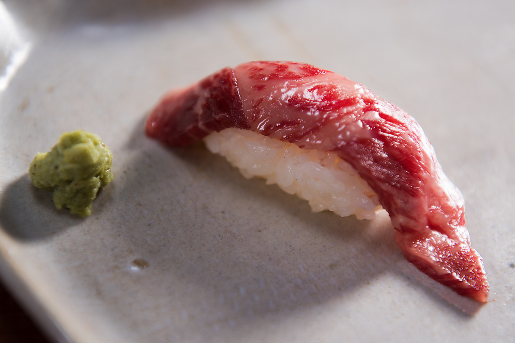 変わらずの大人気『炙り肉寿司』！ご注文が入ってからお客様の目の前で炙ります♪