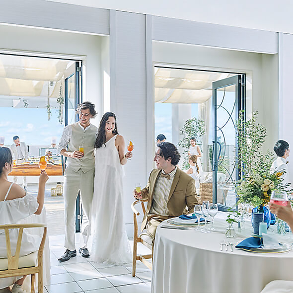 ミコノス島の別荘のような贅沢な空間で大きな窓を開け放ち、心地よい海風と共に美味しい料理を堪能◎