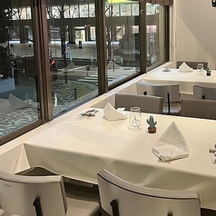 居心地の良いテーブル席では、友人や恋人と楽しい会話を楽しみながら、イタリアの風情を感じる料理を堪能できます。温かい雰囲気が心を満たし、特別なひとときを演出してくれる素敵な場所です。