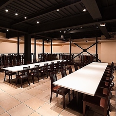 大宴会ホールは会社宴会や忘新年会、2次会等の大規模なご宴会にオススメです。大人数で飲み会なら当店へ！皆様のご来店を心よりお待ちしております！詳細は店舗までお気軽にお問い合わせください。