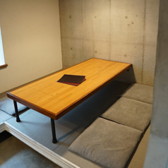 靴を脱いでお寛ぎいただける小上がりの座敷席です。周りを囲われた半個室風の造りになっています。4名席×1 6名席×1