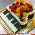 料理メニュー写真 ピアノのケーキ 21センチ
