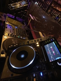 ＜ＤＪミキサー＞Pioneer DJM900 nexus　×1台 ＜ターンテーブル＞ Technics SL1200 MK5 ×２台 ＜ＣＤＪ＞Pioneer CDJ-2000Nexus ×２台 ＜マイク＞SHURE(シュアー) / BETA 58A　×２本 SHURE(シュアー) / SM58SE ×２本 ＜SERATO（セラート）＞SCRATCH LIVE SL4(スクラッチライブSL4)完備。