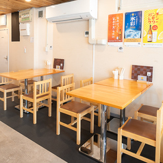 4人掛けのテーブル席は、友人や家族と共に、心温まる食事を楽しむのにぴったり♪木の温もりを感じる落ち着いた雰囲気で、リラックスしながらお食事をお楽しみいただけます◎ぜひ、みんなで集まって特別なひとときをお過ごしください！