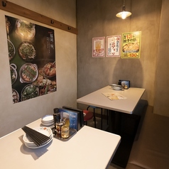 【温かみのある空間】もつ鍋の湯気に包まれた温かみのある空間で、気取らずゆったりとお寛ぎいただけます。仲間との語らいや、ほっと一息つきたい時にもぴったりです♪お腹も心も満たされる、楽しいひとときをご堪能ください。皆様のご予約お待ちしております。