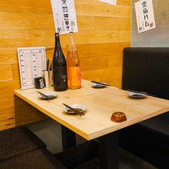 三宮駅徒歩1分、和の趣き溢れる店内は大人の為の落ち着いた雰囲気となっております。2名様~75名様までご利用可能な個室席は三宮駅での接待や女子会、合コンなど各種宴会に最適なプライベート個室空間♪※お写真は系列店になります。