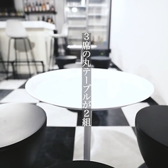 【テーブル3席 2組】丸テーブルを囲む3席が2組ございます。椅子の移動は自由に行えますのでお好みに合わせた配置にしていただけます。
